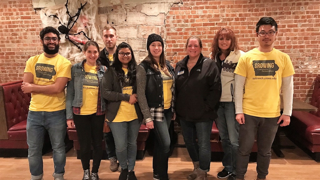Urban and Regional Planning students meet with residents in Mason City